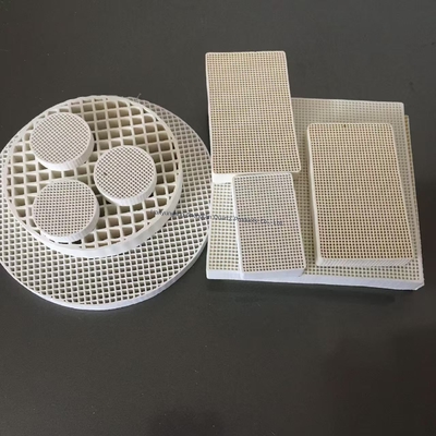 Piastra in ceramica industriale di allumina con densità di fori 99% Al2O3 Ceramica di allumina lucidatura personalizzata
