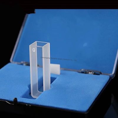 Le cuvette in quarzo resistenti alla corrosione e altamente trasparenti sono utilizzate in spettrometri e spettrofotometri