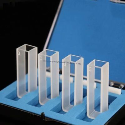 Le cuvette in quarzo resistenti alla corrosione e altamente trasparenti sono utilizzate in spettrometri e spettrofotometri