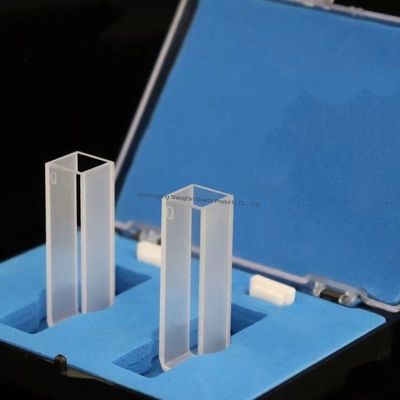 Le cuvette in quarzo resistenti alla corrosione e altamente trasparenti sono utilizzate in spettrometri e spettrofotometri