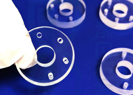 Perforazione del laser intorno al chiaro wafer della silice fusa con il foro
