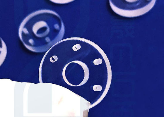 Perforazione del laser intorno al chiaro wafer della silice fusa con il foro