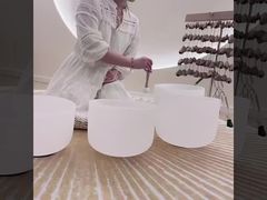 Presenta i prodotti di cristalli cantanti Transform Space Soothing Sounds per il massimo relax